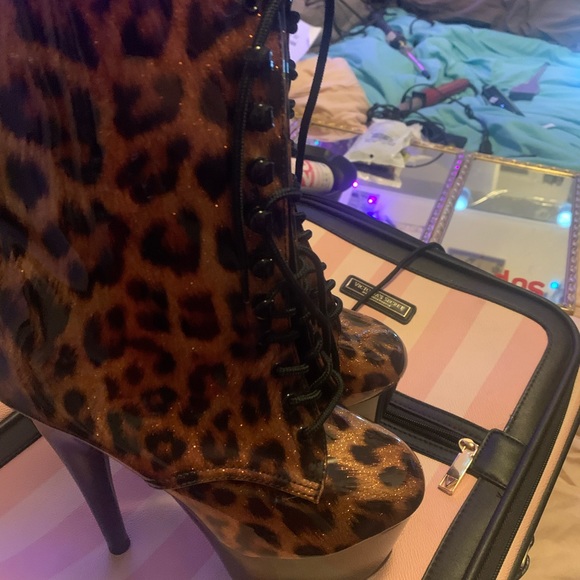 Pleaser - Picture 3 of 6